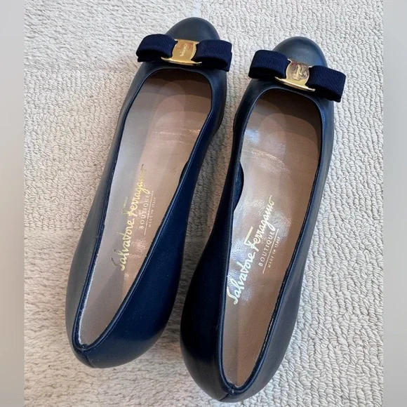Salvatore Ferragamo Navy Leather Vara Shoes with Bow 9.5 Narrow Never Worn! - Picture 5 of 14